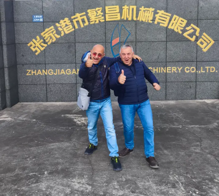 Im Jahr 2025 kaufte das italienische Unternehmen LAMPLAST SRL zwei vollautomatische Kalt- und Heißmischanlagen vom Typ SRLW-1300/5000 von unserem Unternehmen.